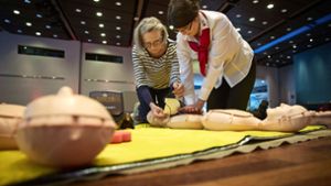 An 100 Puppen haben Helfer des Roten Kreuzes  Besuchern in der Fellbacher Schwabenlandhalle gezeigt, was im Fall eines Herz-Kreislauf-Versagens zu tun ist. Foto: Gottfried Stoppel