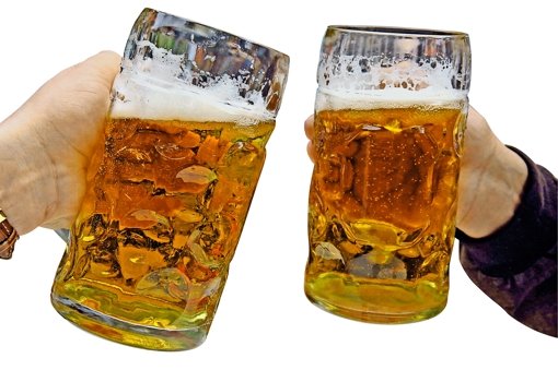 Zum Wohl! Noch immer ist mehr als jedes zweite in Deutschland konsumierte alkoholische Getränk ein Bier.   Foto: dpa