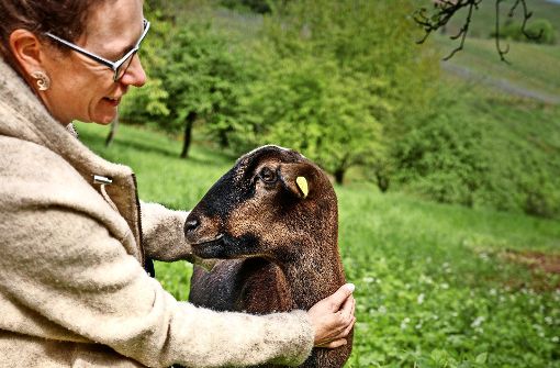 Christine Bencher pflegt eine enge Beziehung zu ihren Schafen Foto: Gottfried Stoppel
