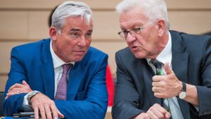 Innenminister Thomas Strobl (CDU, links) und Ministerpräsident Winfried Kretschmann (Grüne) haben das weitere Anti-Terror-Paket vorgestellt. Foto: dpa