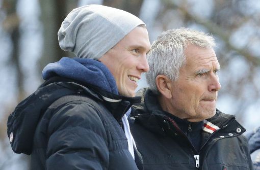 Zuschauer bei einem Regionalligaspiel des VfB II: Trainer Hannes Wolf (li.), Präsident Wolfgang Dietrich Foto: Baumann