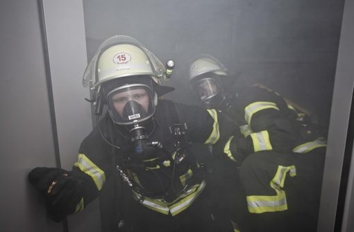Die Feuerwehrleute Philipp Schaupp und Tobias Dengler (rechts) üben den anstrengenden  Einsatz mit dem Atemschutzgerät Foto: Peter Petsch