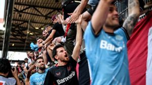 Die Spieler von Bayer Leverkusen lassen sich von den Fans feiern. Foto: Britta Pedersen/dpa