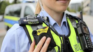 Die meisten Bundesländer haben mittlerweile ihre Polizei mit Körperkameras, sogenannte Bodycams, ausgestattet – hier eine Beamtin in Nordrhein-Westfalen. Foto: Oliver Berg/dpa/Oliver Berg