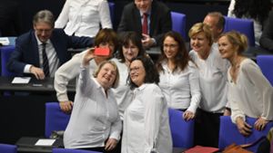 Ganz in Weiß: Abgeordnete um Andrea Nahles (vorne rechts) feiern 100 Jahre Frauenwahlrecht Foto: AFP