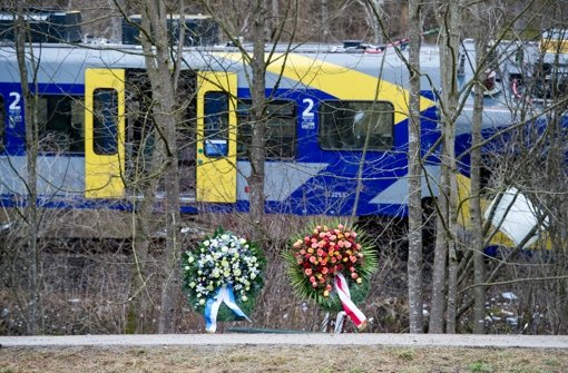 Kränze markieren die Stelle, an der am Dienstag zwei Züge zusammenstießen. Foto: Getty Images Europe