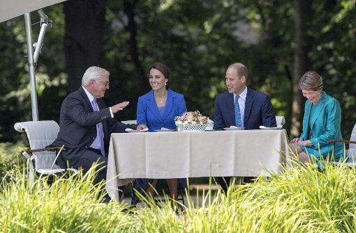 Die Stimung ist gelöst, als Prinz William und Herzogin Kate den Bundespräsidenten Frank-Walter Steinmeier und seine Frau Elke Büdenbender besuchen. Foto: DPA Wire