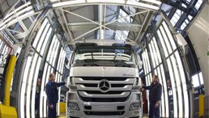 Archivfoto: Arbeiter kontrollieren Mercedes-Benz-LKW eines Lastkraftwagens vom Typ Actros. Foto: dapd