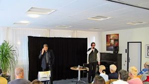 Die Theaterpädagogen Allan Mathiasch (links) und Felix Beck mimen den Betrüger und sein Opfer. Foto: Eveline Blohmer