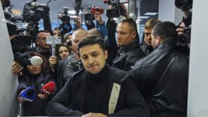 Seit er Ende Dezember seine Kandidatur bei der Präsidentschaftswahl in der Ukraine verkündet hat, schwimmt Wolodymyr Selenskyj (Mitte) auf einer Welle des Erfolgs. Foto: dpa
