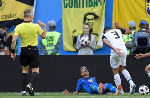Erstaunlich oft liegt Neymar auf dem Boden – nicht nur bei der WM 2018 in Russland. Foto: AFP