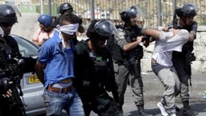 Israelische Grenzer nehmen zwei Palästinenser fest. In Jerusalem ist es nach dem Freitagsgebet zu Zusammenstößen gekommen. Foto: AP