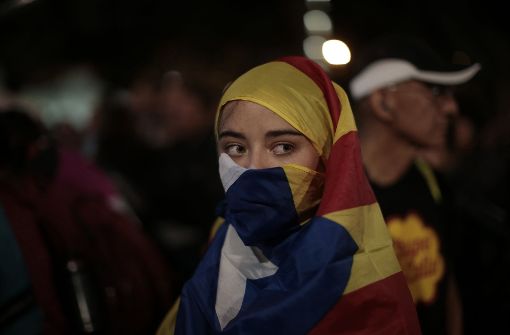 Eine Frau in Barcelona trägt die Estelada, die Kataloniens Unabhängigkeit symbolisiert. Foto: AP