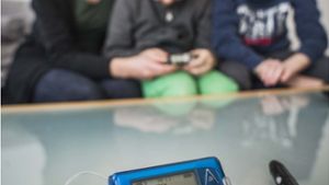 In Familien mit Diabetes gehören  Insulinrechner und Pen zum Alltag Foto: Lichtgut/Max Kovalenko