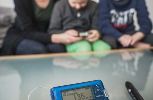In Familien mit Diabetes gehören  Insulinrechner und Pen zum Alltag Foto: Lichtgut/Max Kovalenko