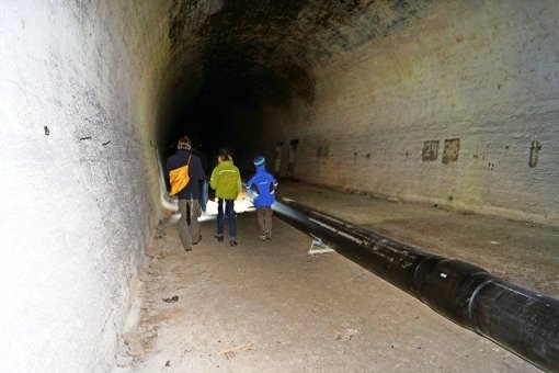 Ohne Taschenlampe sieht man nichts im Innern des Rosensteintunnels. Foto:  