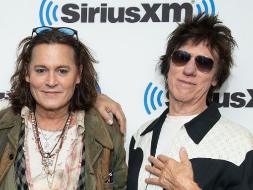 Johnny Depp (l.) bezeichnet seinen verstorbenen Freund Jeff Beck als Bruder. 2022 hatten sie noch ein gemeinsames Album veröffentlicht. Foto: Noam Galai/Getty Images for SiriusXM