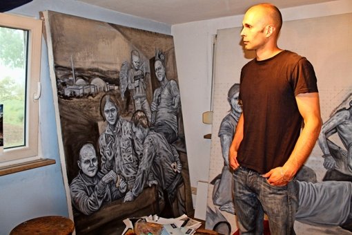 Clemens Hövelborn in seinem kleinen Atelierraum vor dem Triptychon, an dem er derzeit arbeitet. Foto: Sabine Schwieder