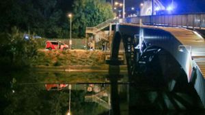 Fundort Gaisburger Brücke: Einsatzkräfte bergen die Wasserleiche. Foto: 7aktuell.de/Jens Pusch