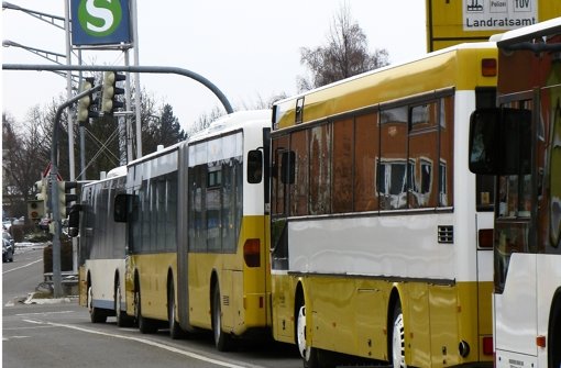 Bis zu zehn Busse fahren nach Ankunft der S-Bahn gleichzeitig am Bernhausener Bahnhof ab. Foto: Jens Noll