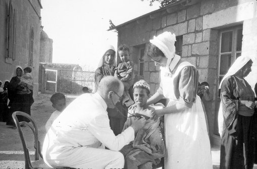 In einer Filmszene behandelt Eberhard Gmelin (1894–1939) Kinder in Palästina Foto: Landeskirchliches Archiv Stuttgart