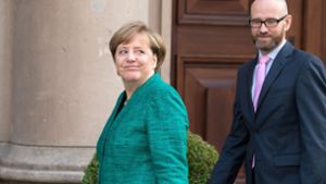 Bundeskanzlerin Angela Merkel (CDU) und CDU-Generalsekretär Peter Tauber kommen am 18.10.2017 in Berlin zu den Sondierungsgesprächen zwischen der Union und der FDP. Foto: dpa