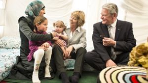 Bundespräsident Joachim Gauck und seine Lebensgefährtin Daniela Schadt unterhalten sich mit einer syrischen Flüchtlingsfamilie im Flüchtlingslager Kahramanmaras nahe der türkisch-syrischen Grenze. Foto: dpa