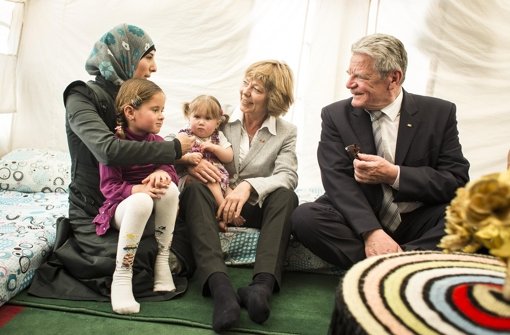 Bundespräsident Joachim Gauck und seine Lebensgefährtin Daniela Schadt unterhalten sich mit einer syrischen Flüchtlingsfamilie im Flüchtlingslager Kahramanmaras nahe der türkisch-syrischen Grenze. Foto: dpa