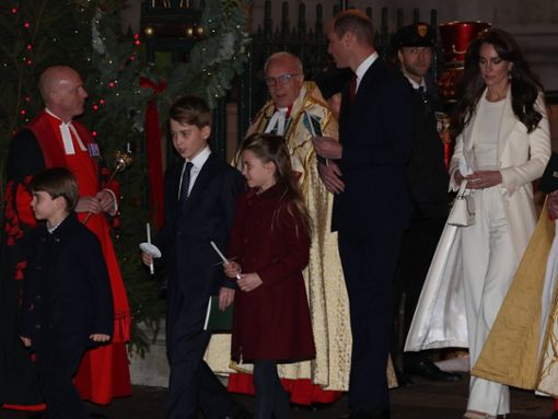 Der kleine Prinz Louis (li.) geht voran, hinter ihm seine Geschwister Prinz George und Prinzessin Charlotte und seine Eltern Prinz William und Prinzessin Kate. Foto: imago/i Images