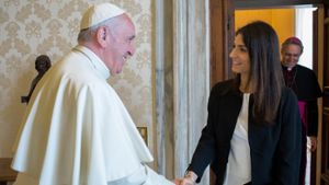 Kurz nach ihrem Amtsantritt darf die neue Bürgermeisterin von Rom zur Papst-Audienz. Foto: LOsservatore Romano pool
