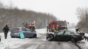 Zwei Autos krachen auf schneebedeckter Straße bei Illingen (Enzkreis) frontal zusammen, drei Personen ziehen sich dabei schwere Verletzungen zu.  Foto: www.7aktuell.de | Dan Becker