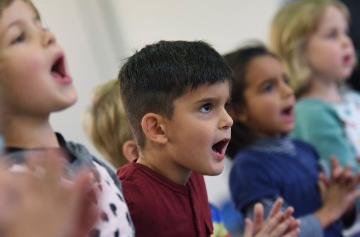 Kinder singen in Ludwigsburg während eines Kurses der Musikschule Ludwigsburg zur musikalischen Früherziehung ein Lied. Foto: dpa
