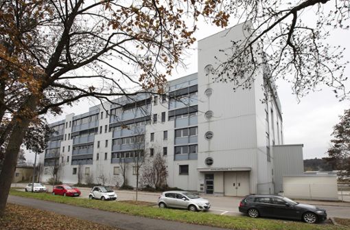 Gut erreichbar, viele Parkplätze: Das frühere Panasonic-Areal in Esslingen-Zell  soll zu einem Impfzentrum werden. Foto:  