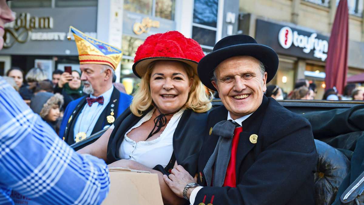 Faschingsumzug Stuttgart: Warum trug Frau Nopper den roten Bollenhut?