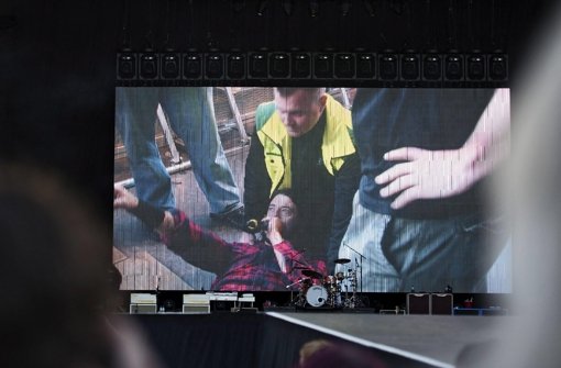 Dave Grohl spielt mit den Foo Fighters in Göteborg, bricht sich ein Bein und setzt das Konzert nach einer Pause fort. Foto: TT NEWS AGENCY