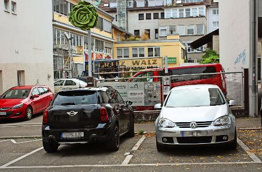 An der Gutenbergstraße 77 war 2016 schon mal ein Parklet – nun sollen die Autos dort ganz weichen. Foto: Christoph Kutzer