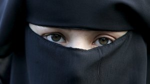 Eine Frau mit Gesichtsschleier (Symbolfoto) Foto: dpa