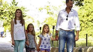 Auch Royals machen mal Urlaub: Kronprinz Felipe von Spanien und seine Frau Letizia spannen wie jedes Jahr auf der Ferieninsel Mallorca aus. Mit von der Partie: Die Prinzessinnen Leonor (7) und Sofía (6). Foto: dpa