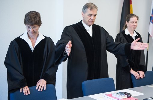 Der vorsitzende Richter Rainald Gerster eröffnet amDonnerstag im Verwaltungsgericht in Frankfurt am Main die Verhandlung. Foto: dpa