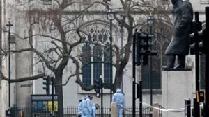 Polizisten untersuchen nach dem Terroranschlag in London den Tatort. Foto: Getty Images Europe