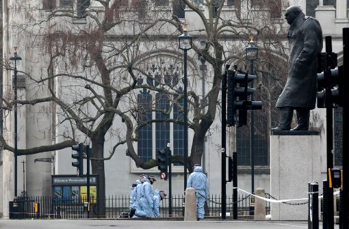 Polizisten untersuchen nach dem Terroranschlag in London den Tatort. Foto: Getty Images Europe