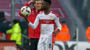 VfB-Trainer Hannes Wolf bringt Carlos Mané erst nach der Pause Foto: dpa