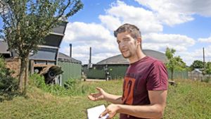 Der Landwirt Alexander Butz erklärt den biologischen Prozess in seiner Biogasanlage. Foto: Horst Rudel