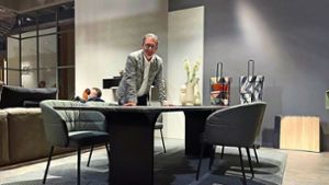 Klaus Schneider mit seinem für Rolf Benz entwickelten Tisch auf der Möbelmesse in Mailand Foto: privat