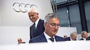 Auf  VW-Konzernchef Matthias Müller (hinten) wächst der Druck, den Audi-Chef Rupert Stadler in absehbarer Zeit vom Stuhl zu stoßen. Foto: dpa