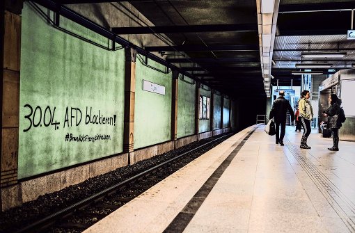 Das Wochenende wirft seine Schatten voraus: Graffiti von AfD-Gegnern an der Haltestelle in Degerloch Foto: Lichtgut/Leif Piechowski