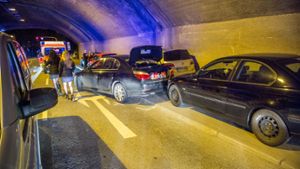 Ein 18-Jähriger hat in der Nacht auf Samstag im Wolframtunnel die Kontrolle über seinen BMW verloren und einen Unfall verursacht. Eine Fußgängerin wurde dabei schwer verletzt. Foto: www.7aktuell.de | Simon Adomat
