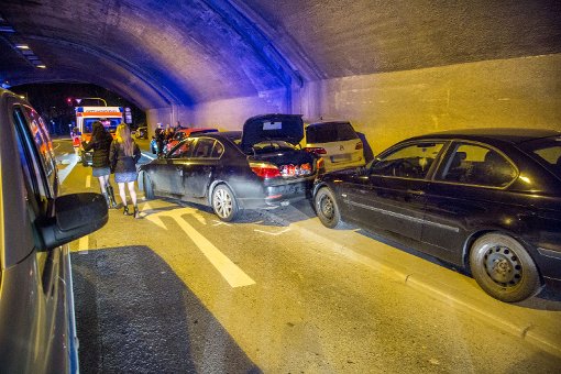 Ein 18-Jähriger hat in der Nacht auf Samstag im Wolframtunnel die Kontrolle über seinen BMW verloren und einen Unfall verursacht. Eine Fußgängerin wurde dabei schwer verletzt. Foto: www.7aktuell.de | Simon Adomat