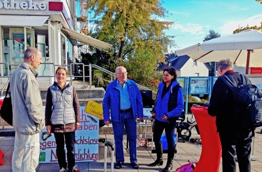An einem Stand an der Kirchheimer Straße haben Susanne Karck (2.v.l.) und ihre Mitstreiter kürzlich Unterschriften gegen die Nachverdichtung im Bezirk gesammelt. Foto: z
