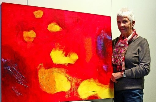 Margarete Klenk mit ihrem Bild „Festival“, das in der Ausstellung zu sehen ist. Foto: Müller-Baji